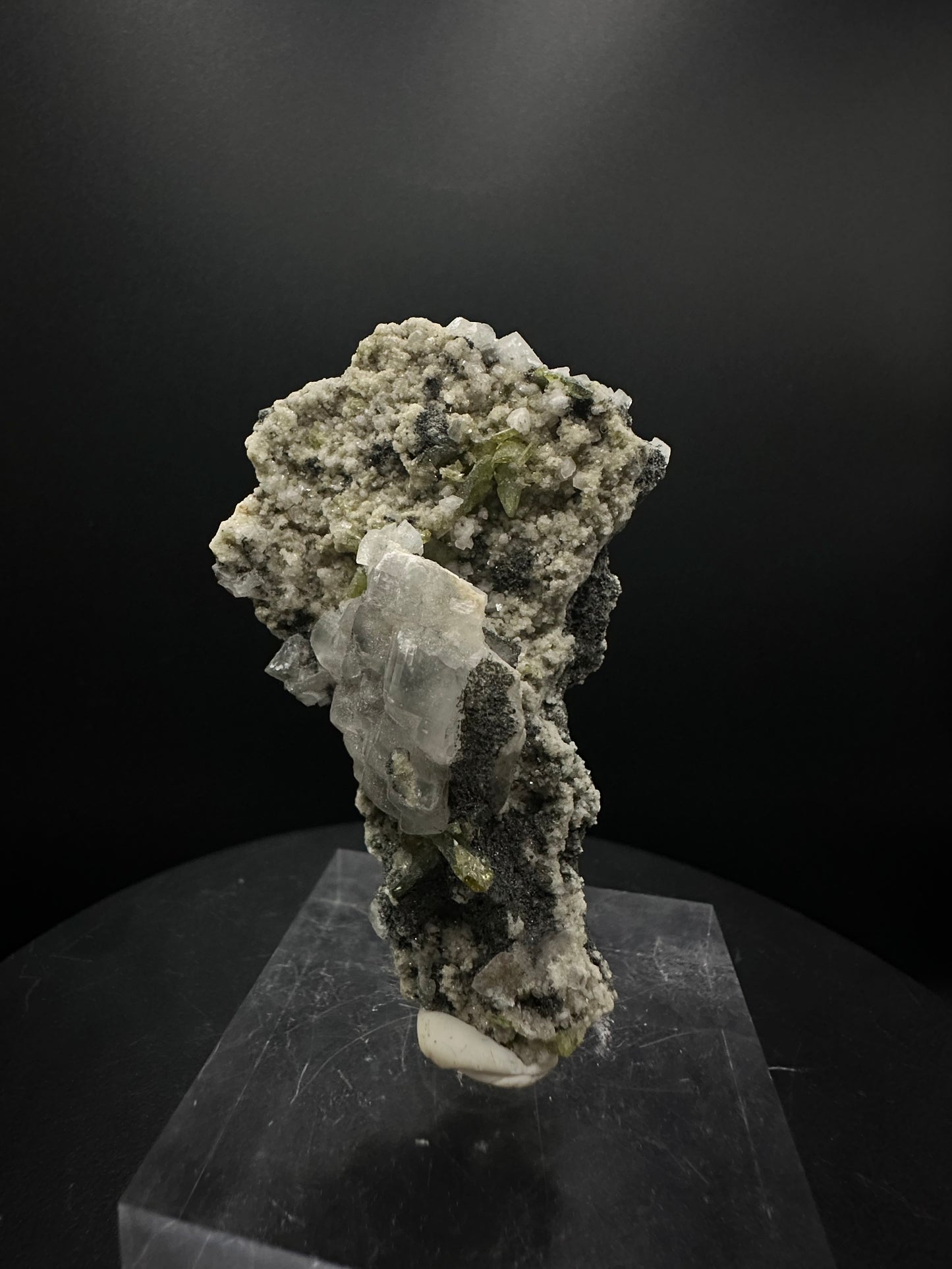 Quartz with sphene