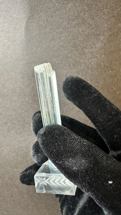 Raw Aquamarine Crystal Pencil Specimen - photo 4