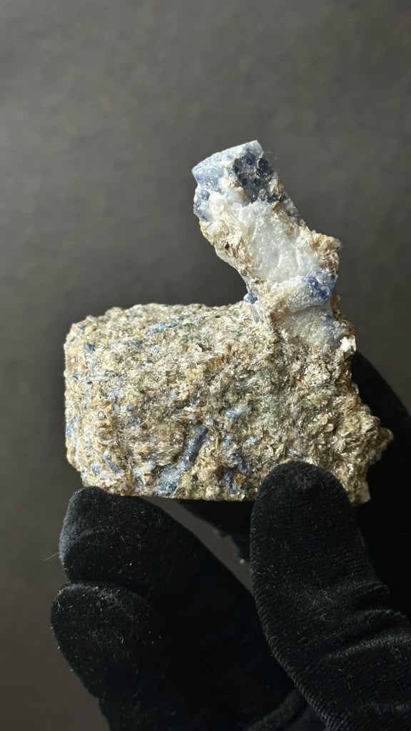 Blue Sapphire Crystal on Mica Matrix - photo 4