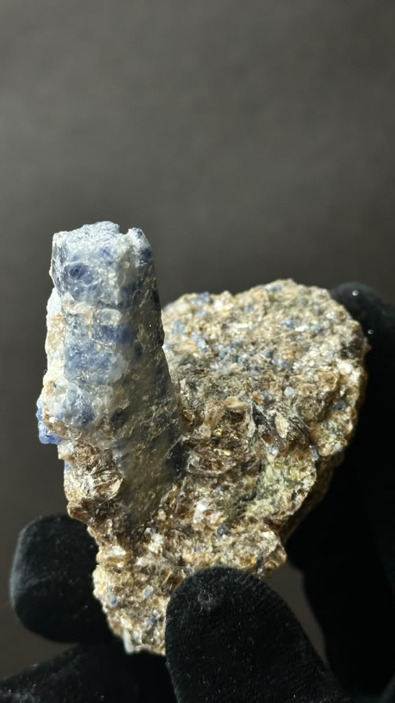 Blue Sapphire Crystal on Mica Matrix - photo 5
