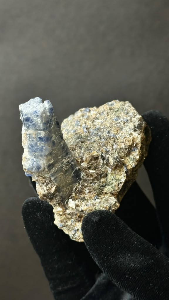 Blue Sapphire Crystal on Mica Matrix - photo 7