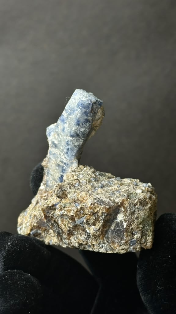 Blue Sapphire Crystal on Mica Matrix - photo 8